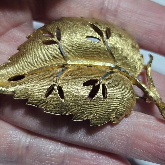 BSK Vintage Gold Plated Leaf Brooch & Clip-on Earring Set - Picture 12 of 15